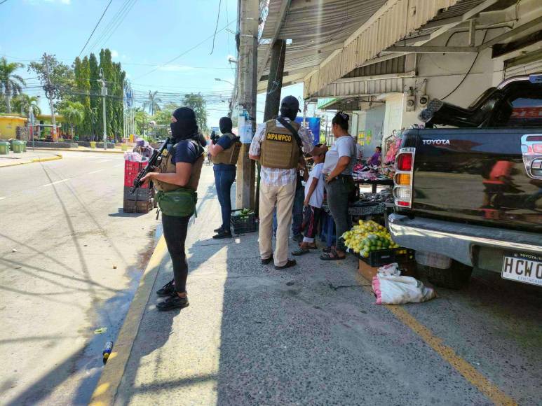 Autoridades policiales dan seguridad en mercados del municipio de Choloma. El objetivo de los operativos es combatir delitos como la extorsión, robos, estafas, entre otros.