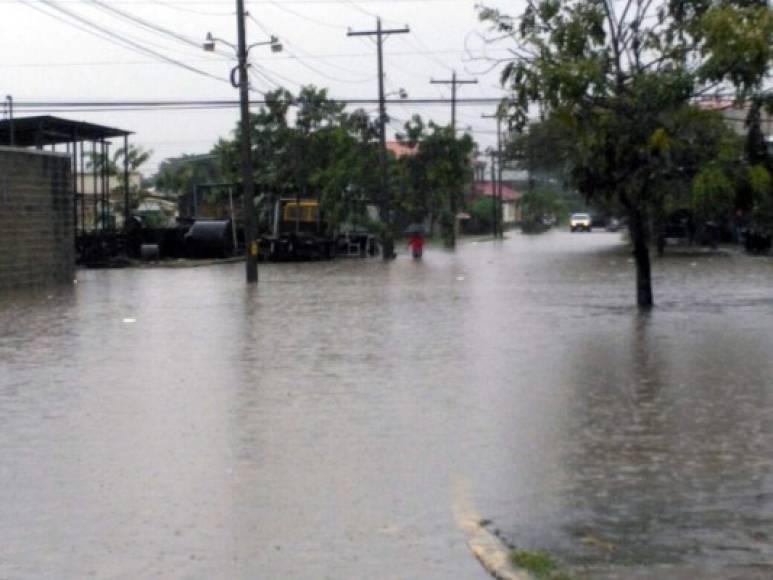 El agua ha inundado un sector d ela 33 calle.