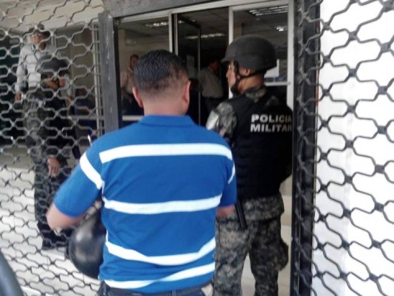 En San Pedro Sula los militares han ingresado al interior de la DEI donde permanecen los empleados.