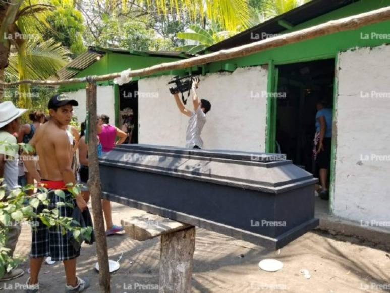 Este es el ataúd en el que pretendían enterrar al niño de Santa Bárbara.<br/><br/>Los familiares aseguraron que lo habían llevado al Mario Catarino Rivas de San Pedro Sula en donde lo declararon muerto por intoxicación.<br/><br/><br/>La familia decidió velar al menor por 24 horas y cuando procedieron a sepultarlo, los familiares aseguraron no dar crédito a lo que veían: el niño había 'resucitado' en su ataúd. <br/><br/><br/>De inmediato fue sacado de la caja y llevado a una clínica en Trinidad, Santa Bárbara.<br/><br/><br/><br/><br/>