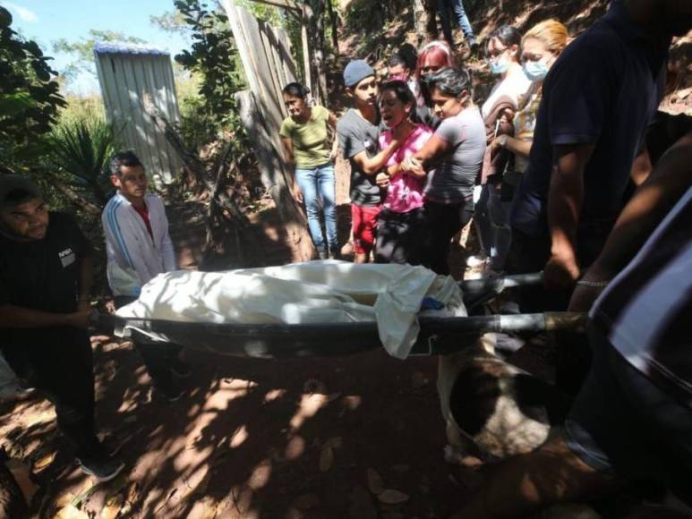 Los vecinos del sector Piedra Grande de El Chimbo ayudaron a cargar el cuerpo al momento en que era trasladado a Medicina Forense.