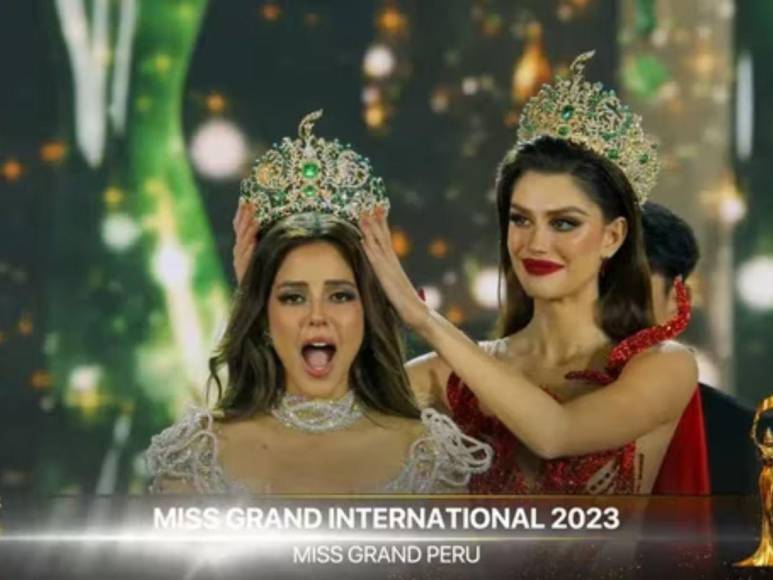 Fueron Mr. Nawat, dueño del Miss Grand International, y la Miss Grand 2022, Isabella Menin, quienes coronaron a la peruana Luciana Fuster. 
