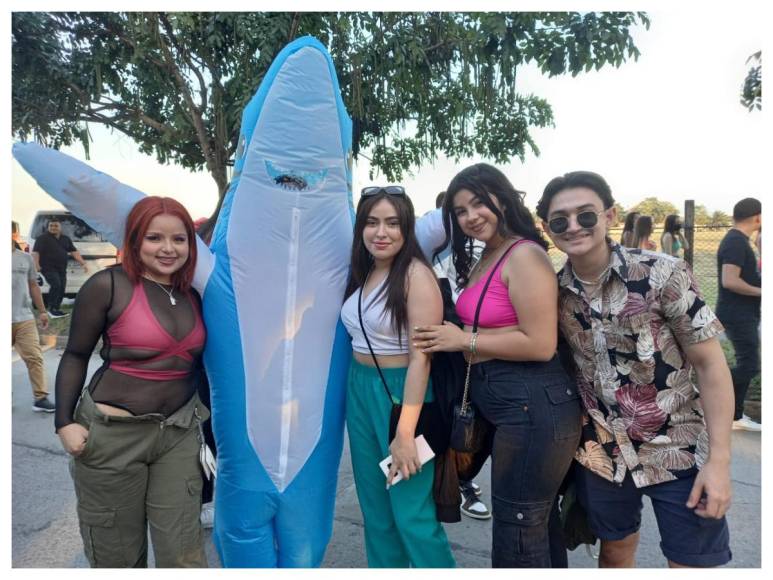 El Tiburón llegó acompañado por tres hermosas chicas y su amigo.