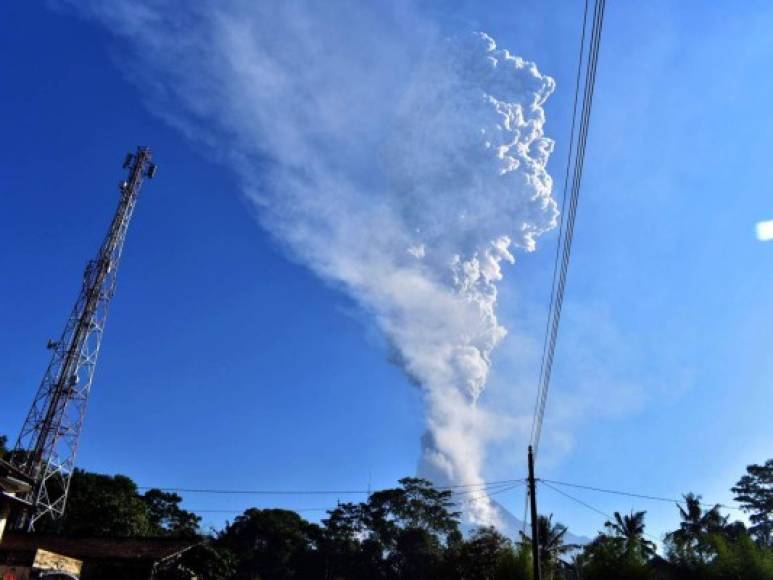 El volcán Merapi es uno de los más peligrosos de Indonesia debido a sus frecuentes erupciones y sus pendientes pobladas. Su cercanía a la ciudad de Yogyakarta pondría a más de 3 millones de personas en peligro.<br/><br/>Su última erupción en 2010 es hasta la más mortífera con más de 400 víctimas.