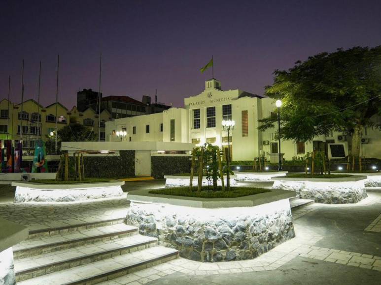 ¡El parque de San Pedro Sula ya casi está listo!, así lo ha mostrado el alcalde sampedrano Roberto Contreras tras los fuertes mantenimientos que le ha realizado.