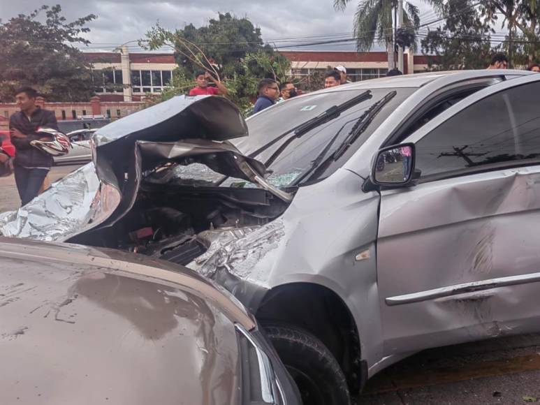 Rastra se lleva seis carros en el bulevar Suyapa de Tegucigalpa