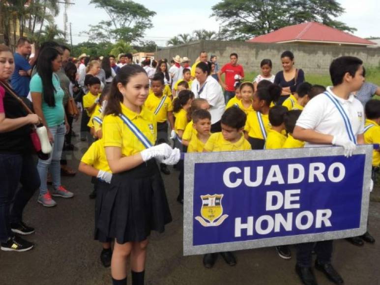 La escuela bilingüe Del Valle de SAN PEDRO SULA celebró este miércoles la Independencia patria, en donde sus alumno de preparatoria, primaria y secundaria, vistieron sus mejores galas.<br/>