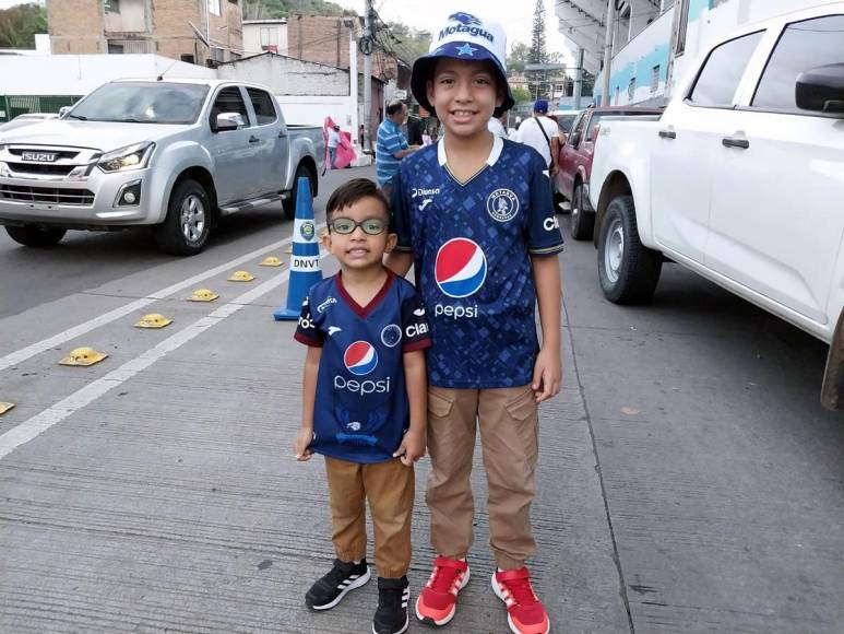 Dos pequeños aficionados del Motagua, con su camiseta para apoyar a las Águilas.