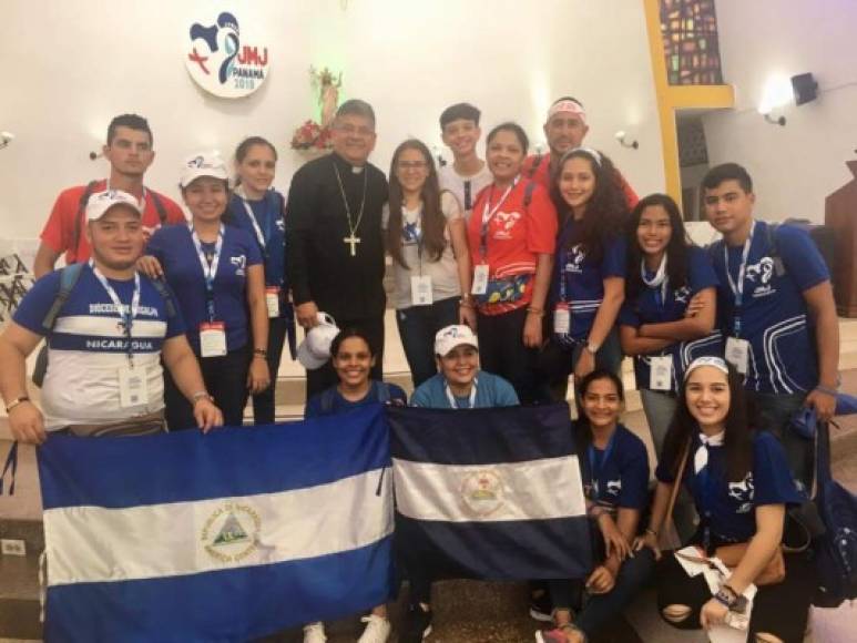 Jóvenes hondureños comparten con nicaragüenses en la parroquia San Antonio de Padua en Panamá.