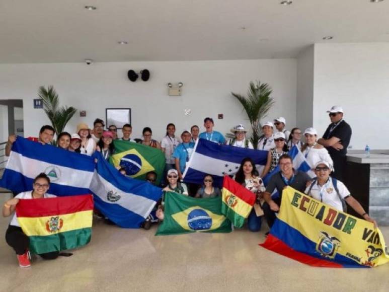 'Compartiendo con jóvenes brasileños, bolivianos, salvadoreños, nicaragüenses y ecuatorianos', escribió el sacerdote junto a esta imagen colgada en sus redes sociales.