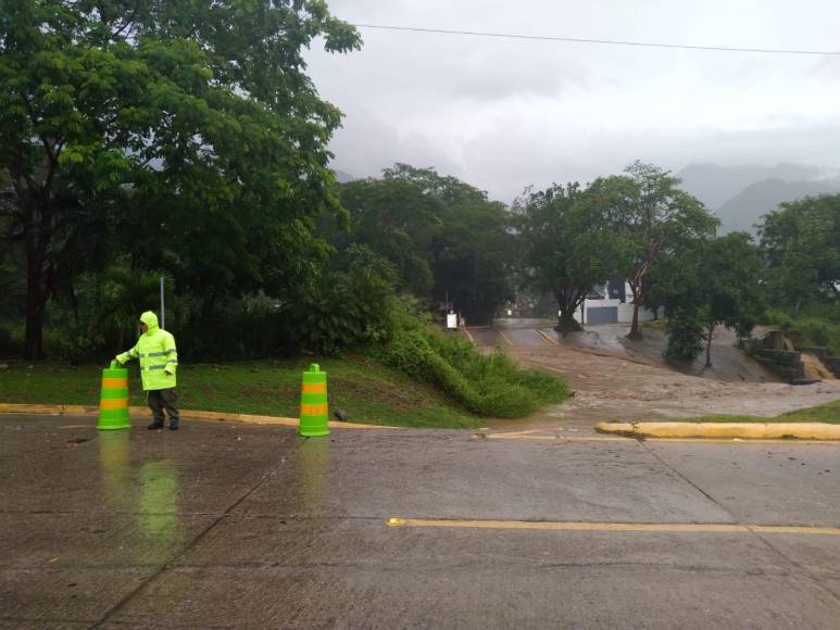 Las intensas lluvias en Honduras han causado la muerte de al menos seis personas, inundaciones y centenares de personas albergadas, principalmente en el norte del país. Pero Copeco advirtió que las lluvias continuarán durante las próximas horas.