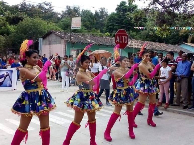 El primer lugar en la categoría de secundaria fue para el Instituto Rosario Molina Alfaro, fundado el 28 de abril del año 1996 en el municipio de Alauca, departamento de El Paraíso. <br/><br/>Así derrocharon talento el año pasado.