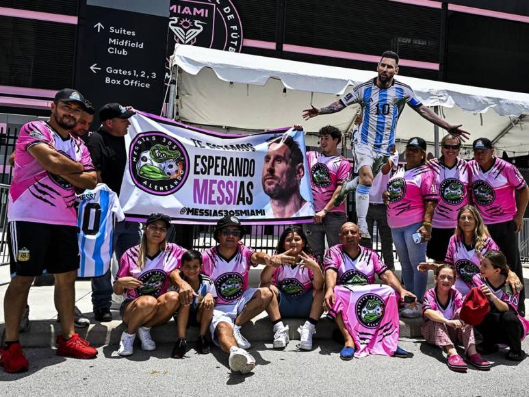 La ‘Messimanía‘ ya está en la MLS. La llegada de Lionel Messi al Inter Miami promete revolucionar la liga de fútbol estadounidense y ha desatado la ilusión de los aficionados en Florida, donde viven numerosos latinoamericanos.