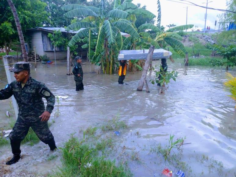 Abandonan sus casas obligados por inundaciones en Potrerillos, Cortés (FOTOS)