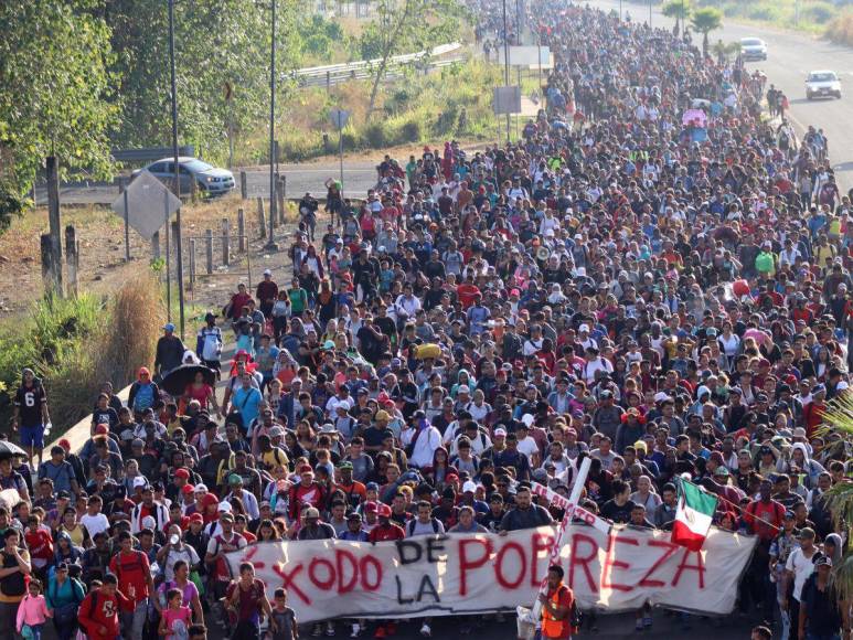 Centenares de migrantes partieron este domingo en caravana desde el extremo sur de México, protestando contra la “cerrazón” de las autoridades migratorias locales de brindarles permisos de tránsito para avanzar hacia Estados Unidos, según presenció un periodista de la AFP.