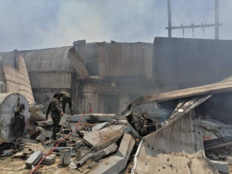 Elementos de la Fuerza Naval se unieron para combatir incendio en la planta procesadora de Guanaja.