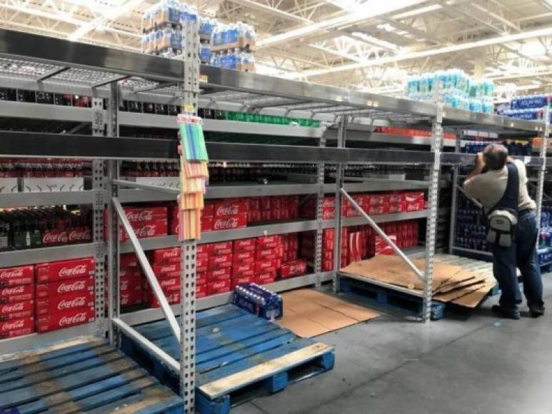 El agua embotellada y otros productos se acabaron rápidamente en los principales supermercados del sur de la Florida, donde se espera el posible impacto del poderoso ciclón el próximo fin de semana.