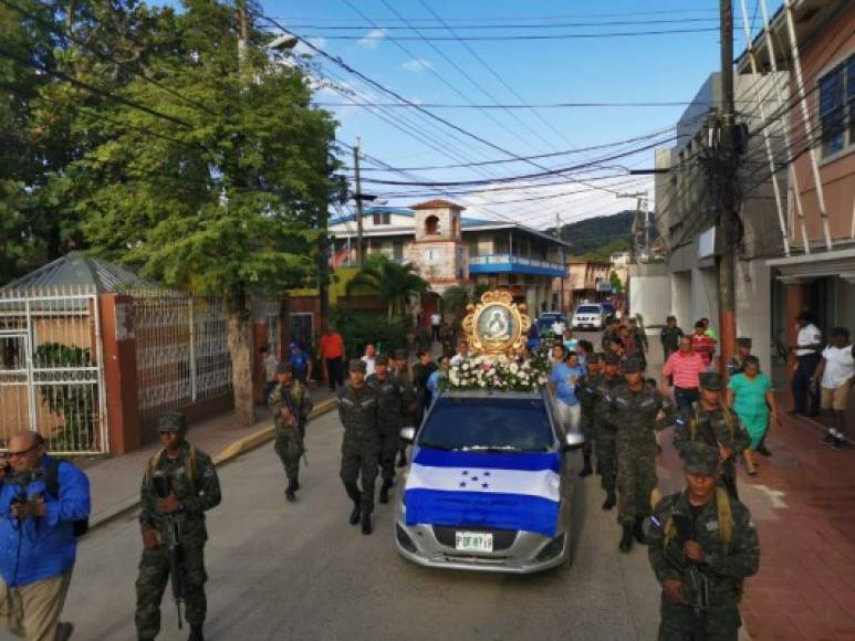Ciudadanos y agentes policiales acompañaron a la Virgen de Suyapa en su traslado hacia el Aeropuerto de la isla de Roatán para dirigirse a Tela.