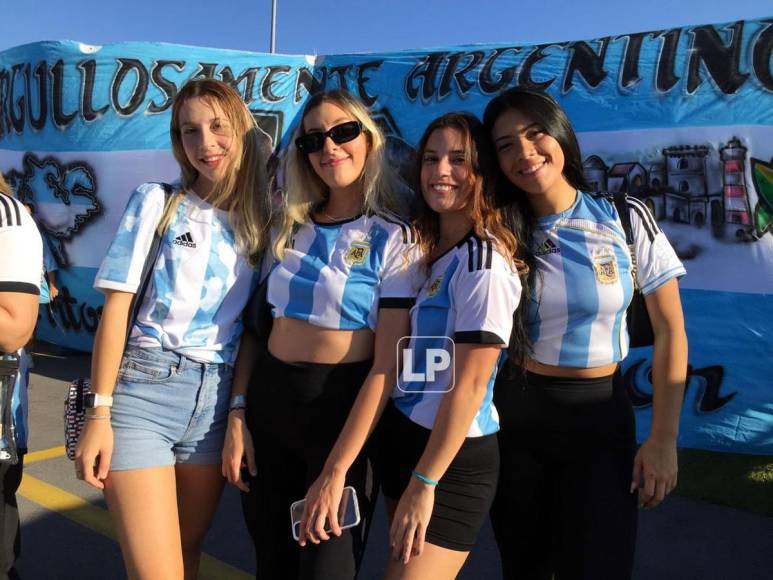 Muchas aficionadas argentinas llegaron al escenario deportivo para apoyar a su selección ante Honduras.