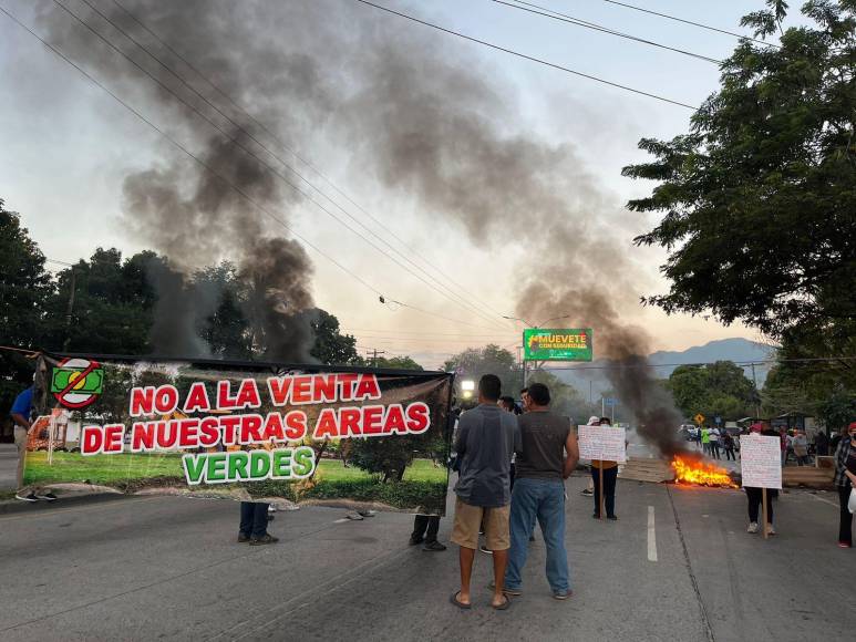 El bloqueo de carretera duró aproximadamente dos horas. 