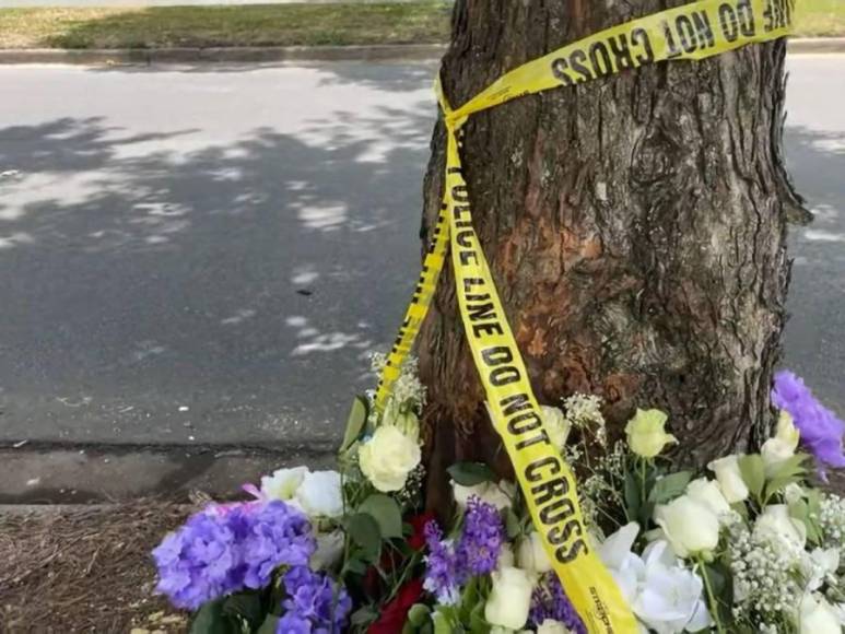 En el lugar donde ocurrió el accidente, familiares, amigos y conocidos del joven ceibeño han ido a dejar flores en su honor.