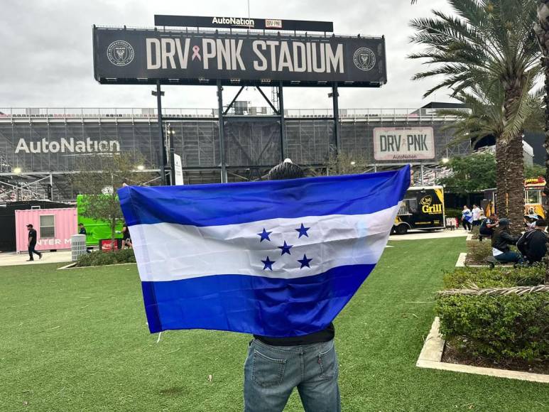 Los aficionados hondureños llegaron horas antes al DRV PNK Stadium de la ciudad Fort Lauderdale, Florida.