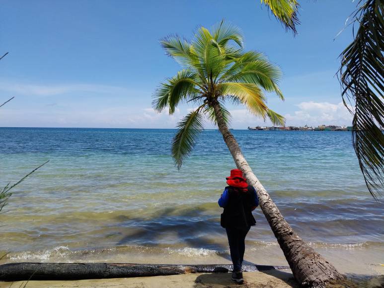 El cayo tiene vida propia. Antes era el epicentro de todo. Sin embargo, desde el incendio el 2 de octubre de 2021, muchos han preferido asentarse en zonas más seguras como Savannah Bight, Mangrove Bigth, Mitch o las colonias que está en la zona de El Pichete, justo frente al cayo.