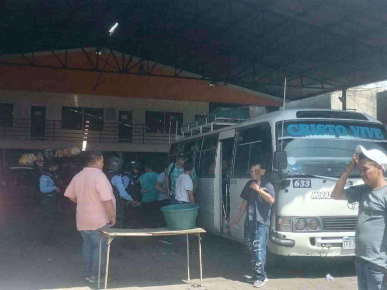 Agentes policiales hacen inspecciones en una de las principales terminales de buses que de El Progreso viajan a San Pedro Sula, varias de esas empresas han sido atacadas por las bandas criminales.