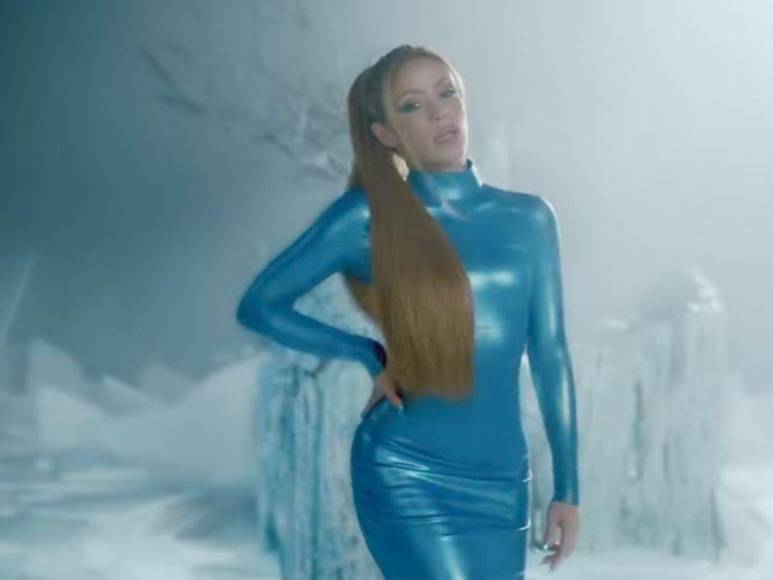 En una de las escenografías la barranquillera luce un vestido color azul pegado al cuerpo con un fondo de invierno que significa la frialdad de su corazón.