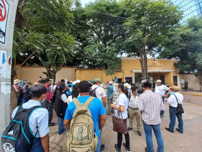 Con pancartas y consignas referidas a las promesas de Xiomara Castro, los manifestantes se instalaron frente a los portones de Casa Presidencial, en la capital Tegucigalpa. 