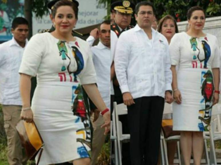 2015: La Primera Dama de Honduras lució un vestido blanco hasta la rodilla con aves hondureñas pintadas que fue confeccionado por Roberop Ramírez y pintado por Luz Medina.<br/><br/><br/><br/><br/>