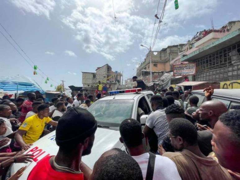 Este jueves, un grupo de decenas de personas capturó a dos extranjeros y se los entregó a la Policía en la comisaría de Pétion Ville, en Puerto Príncipe.
