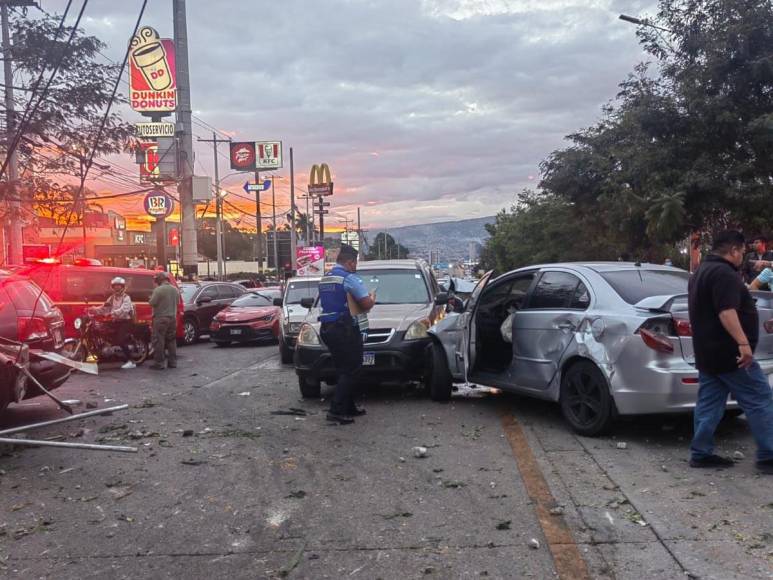 Una rastra a la que supuestamente le fallaron los frenos colisionó este martes contra seis vehículos en el bulevar Suyapa de Tegucigalpa.