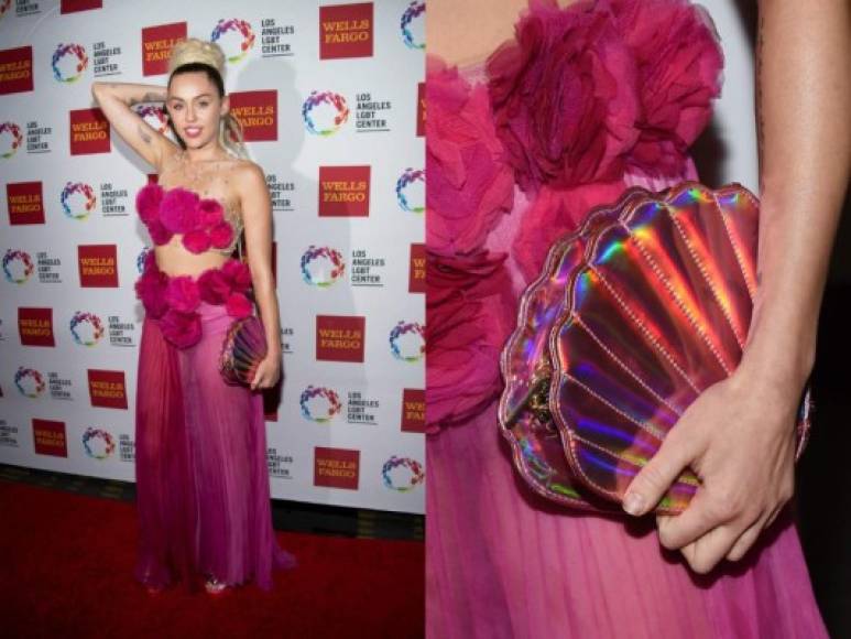 Vestida de rosado y con una cartera en forma de concha Miley Cyrus llegó de rosado con el fin de hacer un llamado por la igualdad de los derechos en la comunidad gay.