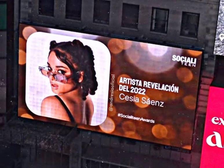 La cantante hondureña apareció este lunes en las pantallas de Times Square en Estados Unidos, nombrada como “Artista revelación 2022”. 