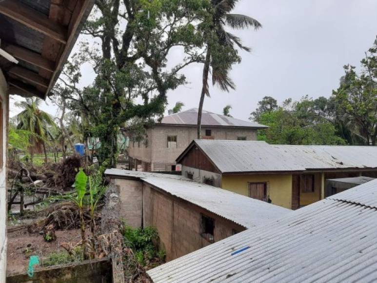 En Bilwi, que es la principal ciudad de la Región Autónoma del Caribe Norte (RACN) de Nicaragua, se registran vientos devastadores y lluvias torrenciales, que han dejado sin el fluido eléctrico y las calles inundadas, según el informe y testimonios de lugareños, que en videos publicados en redes sociales narran como vuela el zinc por los fuertes vientos.