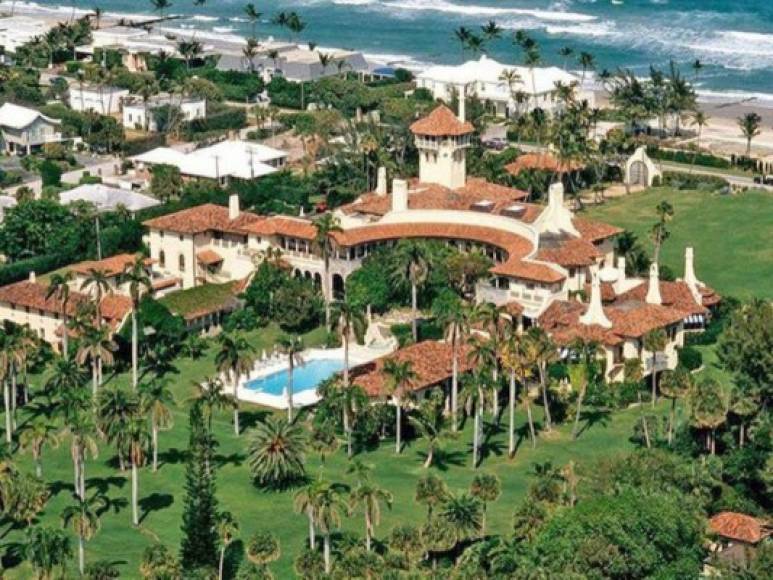 Además de la residencia de Trump, Mar a Lago, un exclusivo club social cuenta con 114 habitaciones y es uno de los sitios predilectos para vacacionar de decenas de millonarios, donde la membresía oscila entre los 200,000 dólares.