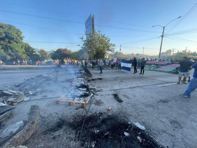 Los manifestantes quemaron llantas y detuvieron el tráfico vehicular. 