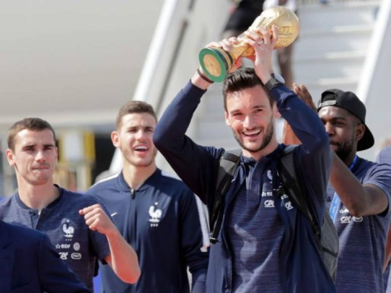 Hugo Lloris levanta la Copa del Mundo mientras lo miran Antoine Griezmann, Lucas Hernandez y Samuel Umtiti.