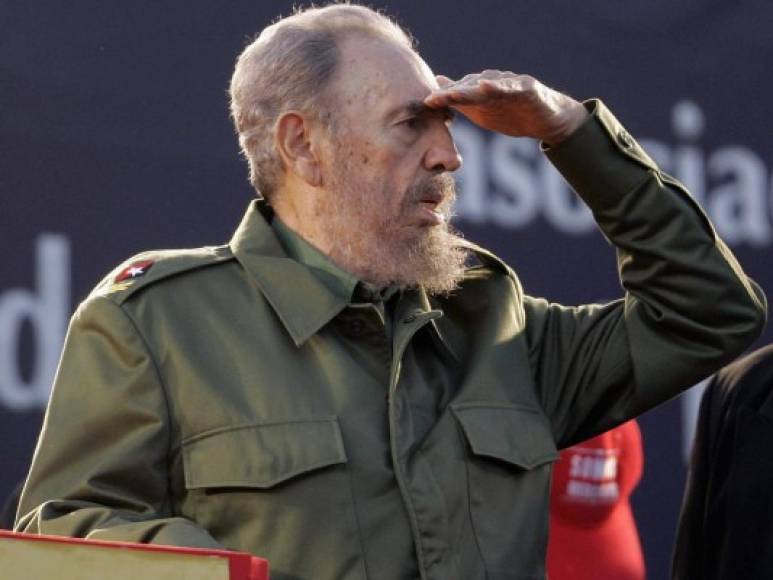 1. Fidel Castro, el histórico comandante de la Revolución cubana.<br/>La historia relata que el líder político que marcó el último siglo con su revolución y lucha contra Estados Unidos, el último sobreviviente de la Guerra Fría, murió a los 90 años el 25 de noviembre de 2016. <br/>Fidel Castro, la leyenda revolucionaria, dejó una Cuba en duelo, mientras, recordó al mundo su influyente y controvertido legado.