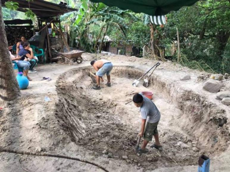 Para construir esta mega piscina en su jardín, la familia salvadoreña utilizó 15 bolsas de cemento, dos metros de arena, un metro de graba.