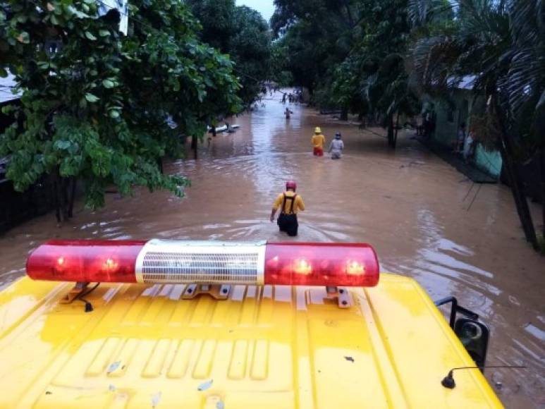 Las autoridades han pedido a la población mantenerse alerta ante las constantes e intensas lluvias, asimismo, las personas que viven en zonas vulnerables abandonar esos sectores.<br/><br/>