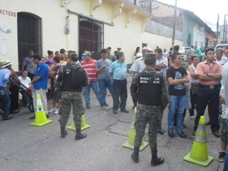 Ambiente frente a los Juzgados de Santa Bárbara previo a la llegada de los cuatro imputados por el asesinato de María José Alvarado y Sofía Trinidad.