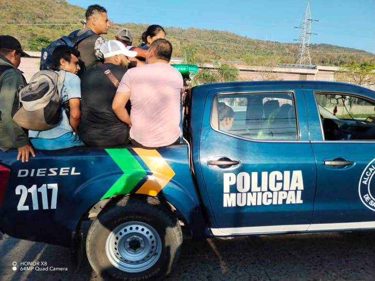 Patrullas de la Policía Municipal fueron utilizadas para trasladar a ciudadanos a sus centros de trabajo. 