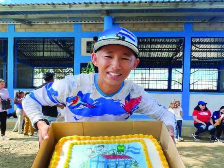 Shin Fujiyama, quien reside en Honduras desde hace varios años, se ha ganado el cariño y admiración de los hondureños por sus obras sociales, y en varias ocasiones ha manifestado su deseo de construir mil escuelas en el país.