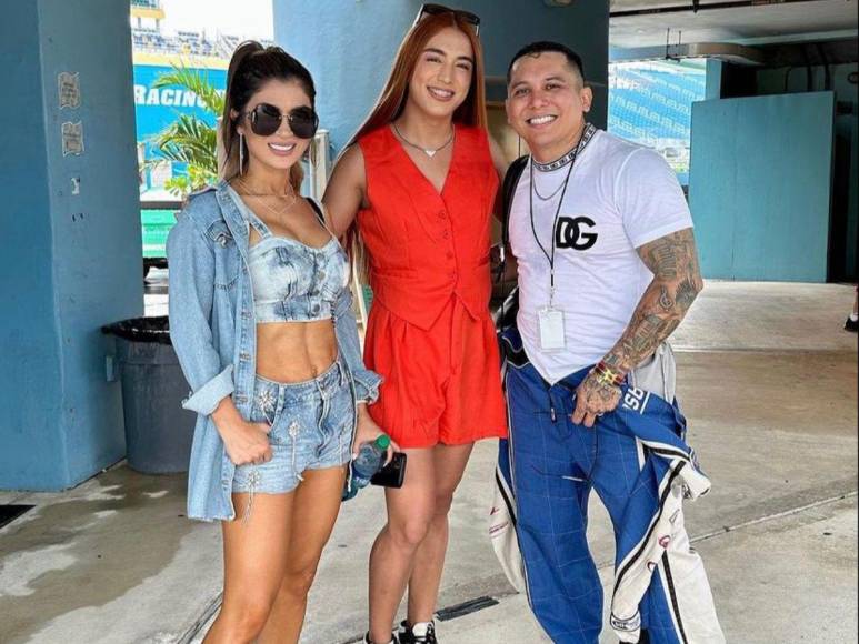 Recientemente, “La Bicha Catracha” subió a sus diferentes redes sociales que se encontraba con nada más y nada menos que el reconocido cantante mexicano y líder de “La Trakalosa de Monterrey” Edwin Luna y su esposa Kimberly Flores. En un evento de la Fórmula 1.