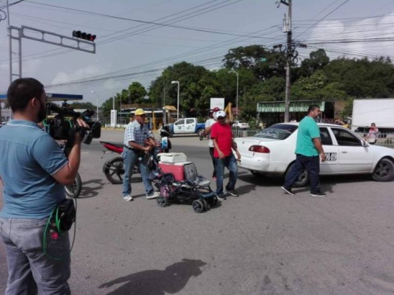 Uno de los semáforos en Villanueva fue bloqueado por transportistas.