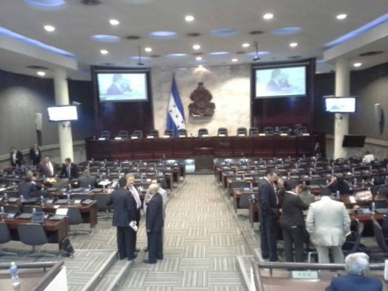 A las 10:00 am el interior del Legislativo lucía casi vacío.