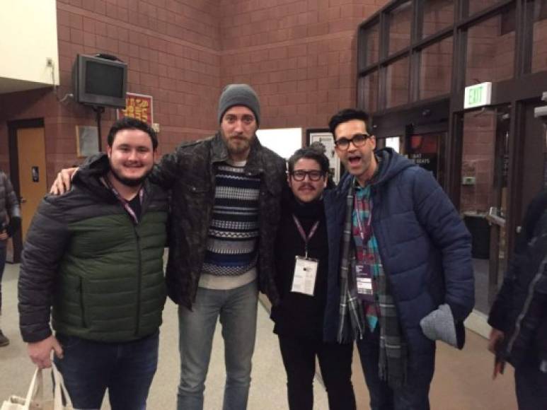 El productor Andrew Goldstein junto a los comediantes Rhett y Link y el director Jurek Jablonicky.