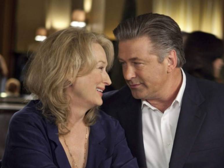 10. No es tan fácil (2009): Jane (Meryl Streep) y Jake (Alec Baldwin) comienzan una aventura después de estar divorciados por más de 10 años. Ver a Jane y Jake pasar de exesposos a amantes te pondrá a pensar en los extraños caminos que tiene la vida.<br/>